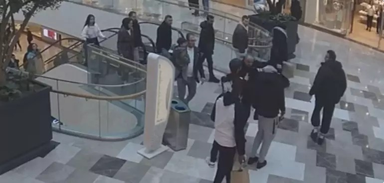 Ünlü futbolcuya AVM’de silah çekildi!
