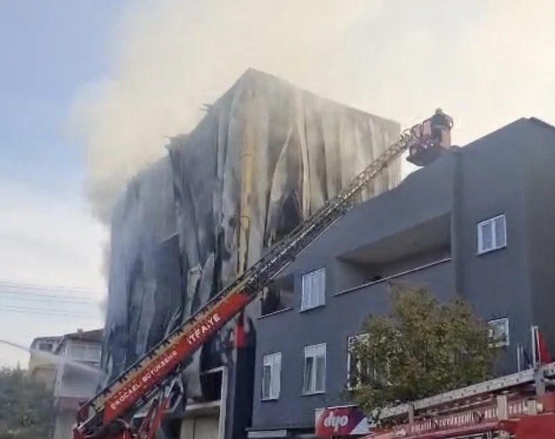 Dilovası’nda Kaçak Parfüm Üretimi Yapılan Binada Yangın!