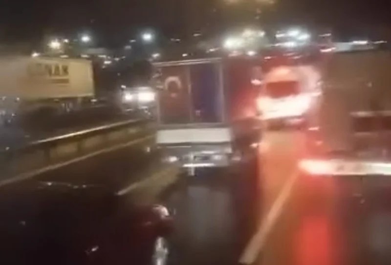 Dilovası’nda D-100’de Tır Kazası!