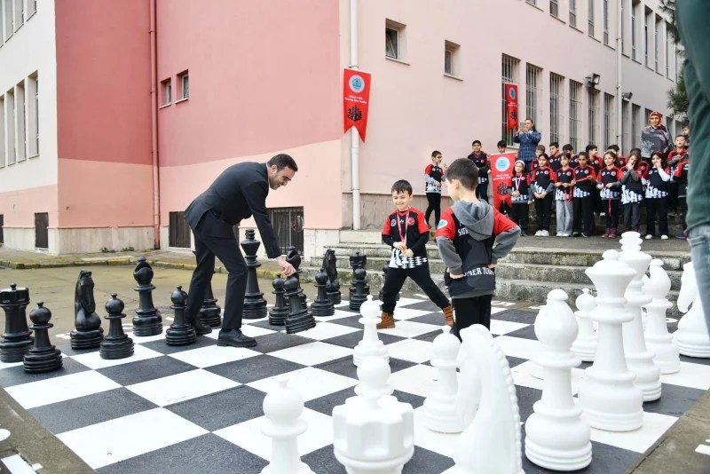 Başiskele’de Misak-ı Milli İlkokulu’na Satranç Parkı!
