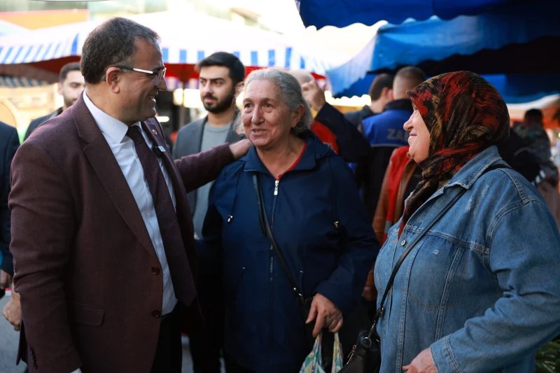 Derince Belediye Başkanı Sertif Gökçe, Yavuz Sultan Mahallesi'nde semt pazarını ziyaret ederek esnaflar ve vatandaşlarla sohbet ediyor.