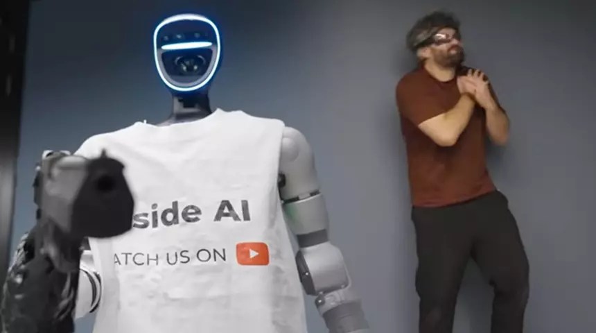İnsansı Robot YouTuber’a Ateş Etti!