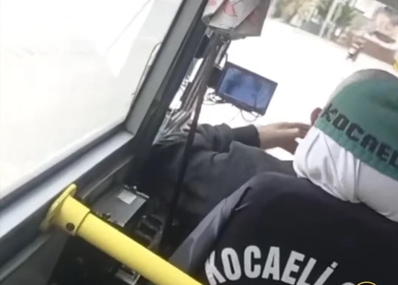 Derince’de Halk Otobüsü Şoföründen Skandal Davranış!