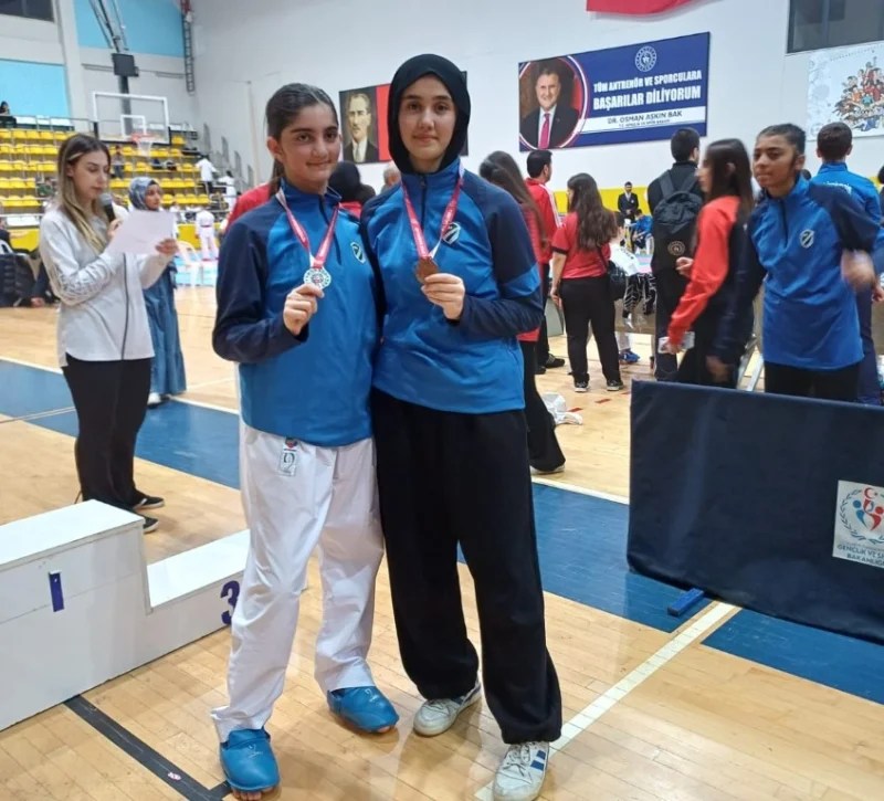 Kartepe Belediyespor karate sporcuları, madalyalarıyla birlikte katıldıkları Kocaeli Karate Gelişim Ligi'nde poz veriyorlar.