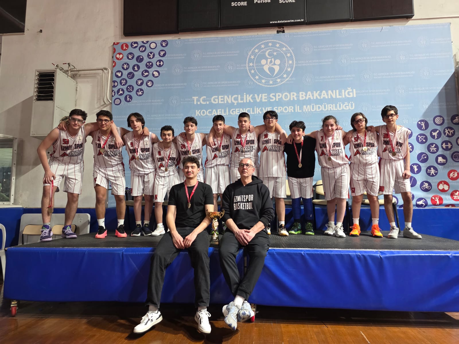 İzmitspor U14 takımı şampiyon oldu! 20 maçta 19 galibiyet
