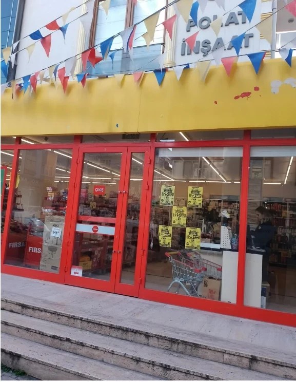 Marketteki kediyi gördü, marketi şikayet etti