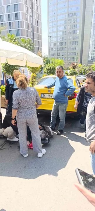 Geri manevra yapan taksi yaşlı kadına çarptı