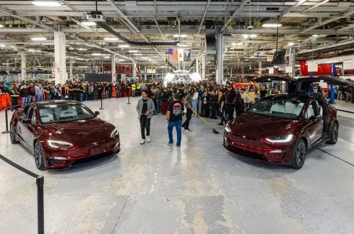 Tesla iki modelin üretimini durdurdu