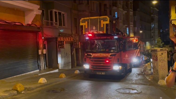 5 katlı binada duvar çöktü, bina tahliye edildi