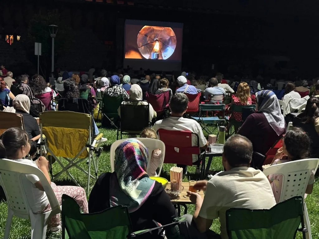 Gölcük'te açık havada sinema keyfi! - 2. görsel