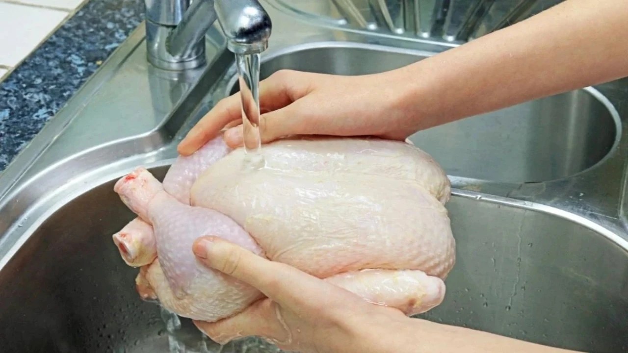 Uzmanlardan çiğ tavuk uyarısı: Bu hatayı sakın yapmayın