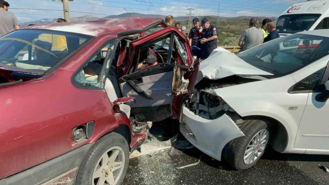 İki otomobil çarpıştı: 1’i bebek 7 kişi yaralandı