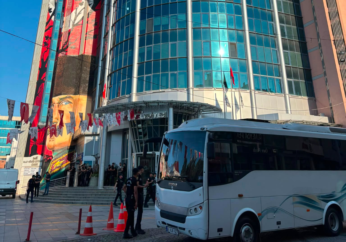 İzmit Belediyesi’nde şafak hareketliliği!