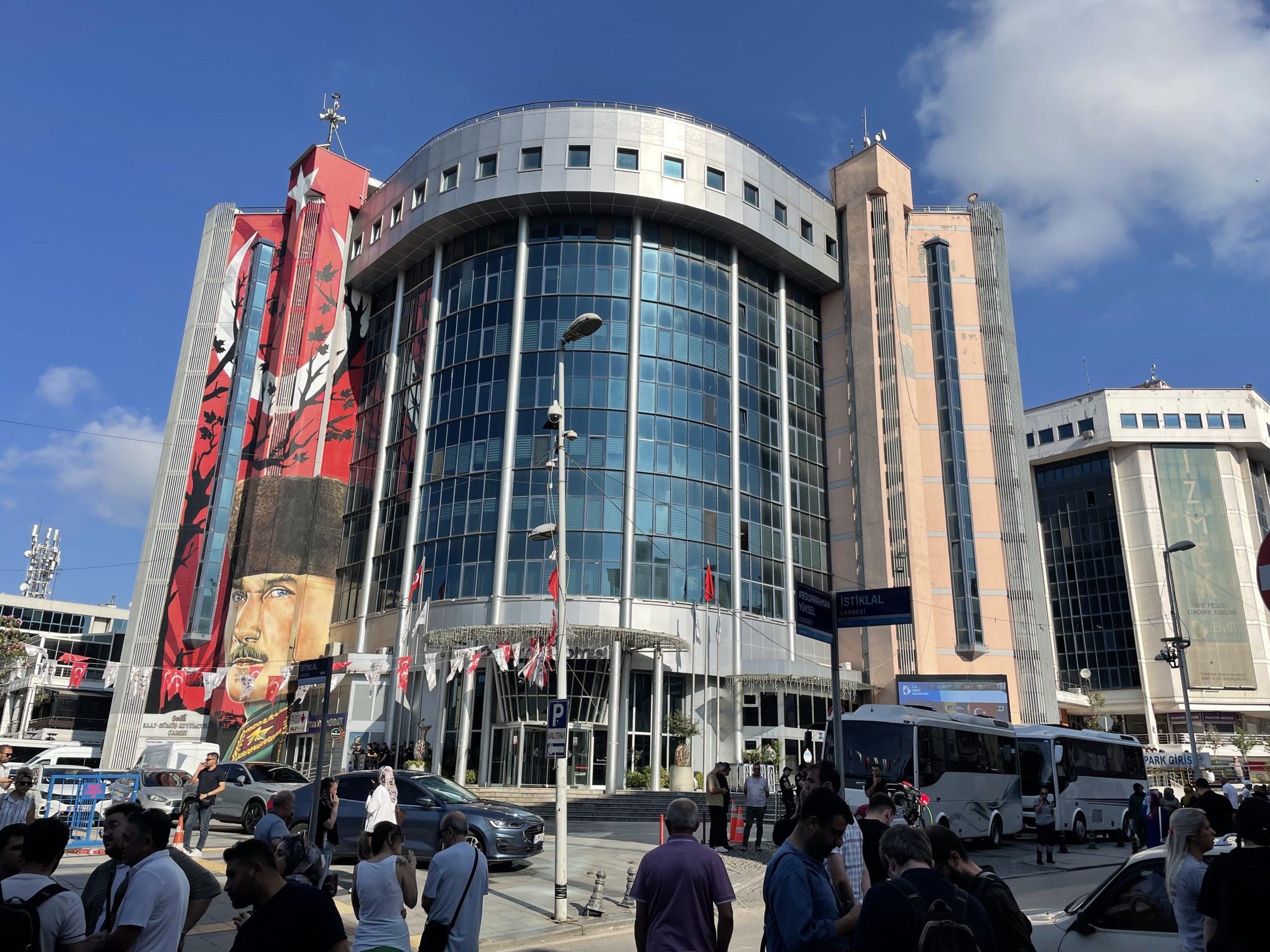 İzmit Belediyesi operasyonunda kimler gözaltına alındı?