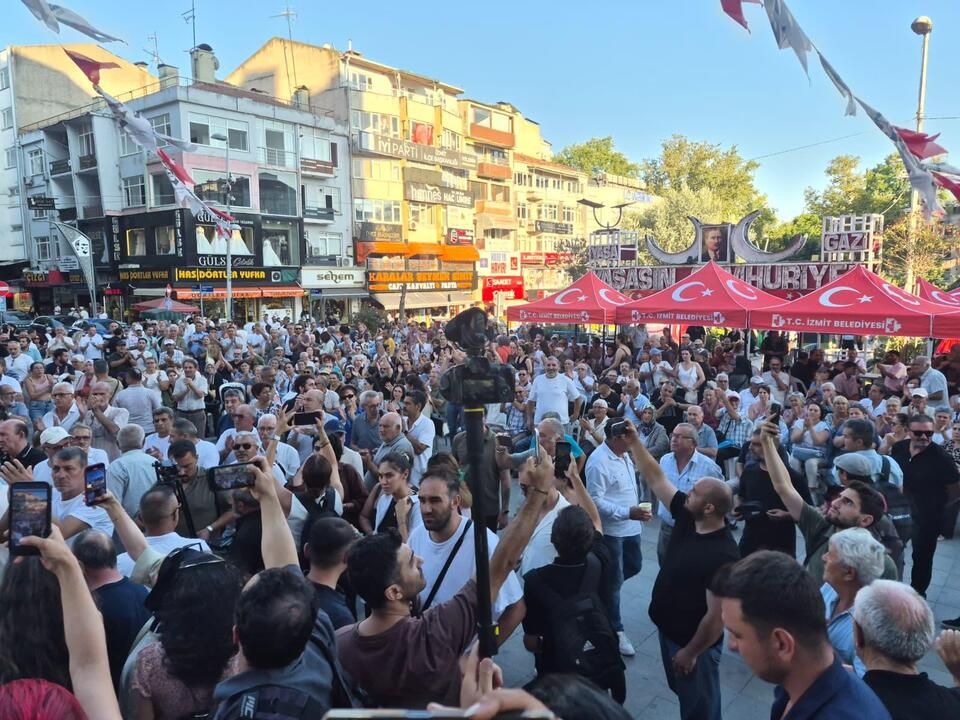 İzmit Belediyesi önünde Hürriyet’e destek protestosu