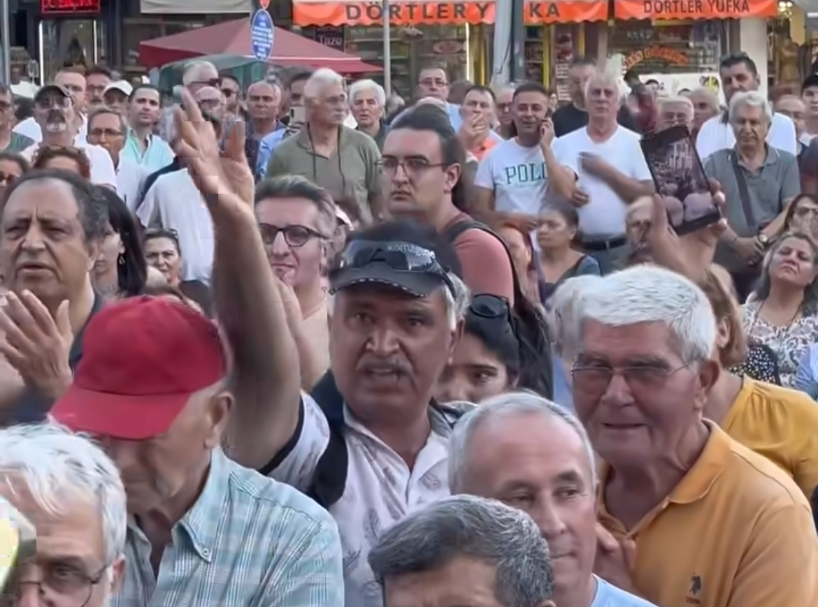 İzmit Belediyesi önünde gerginlik!