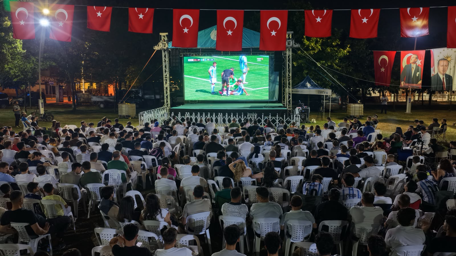Başiskele’de Dünya Kupası finali dev ekranda izlendi