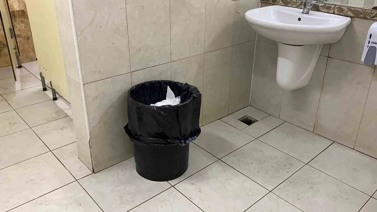 Hastane tuvaletinde doğurdu, bebeğini çöp kutusuna attı
