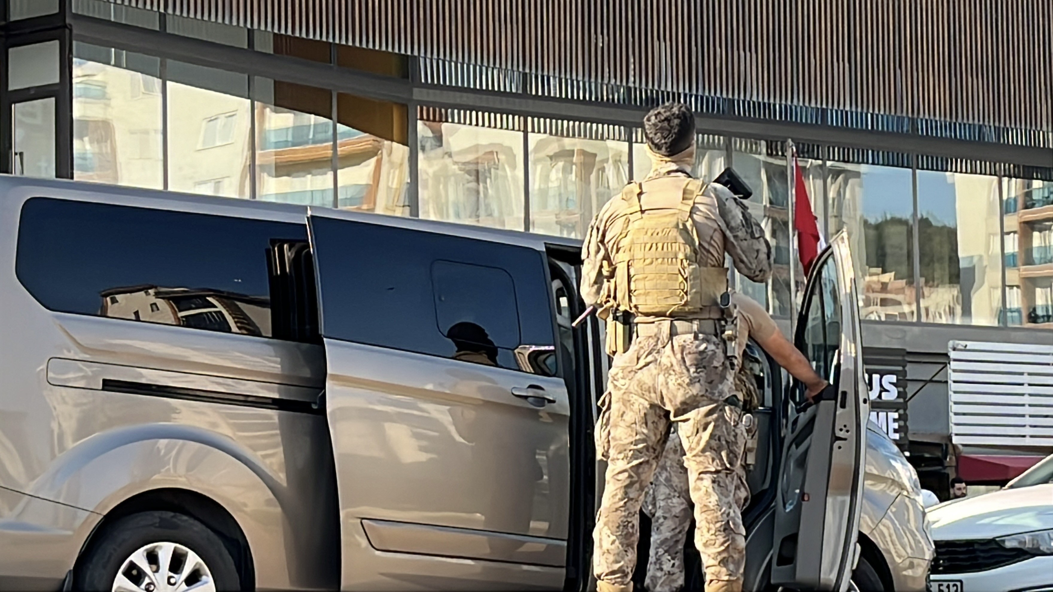 Polise direndi, özel harekat kapıya dayandı!