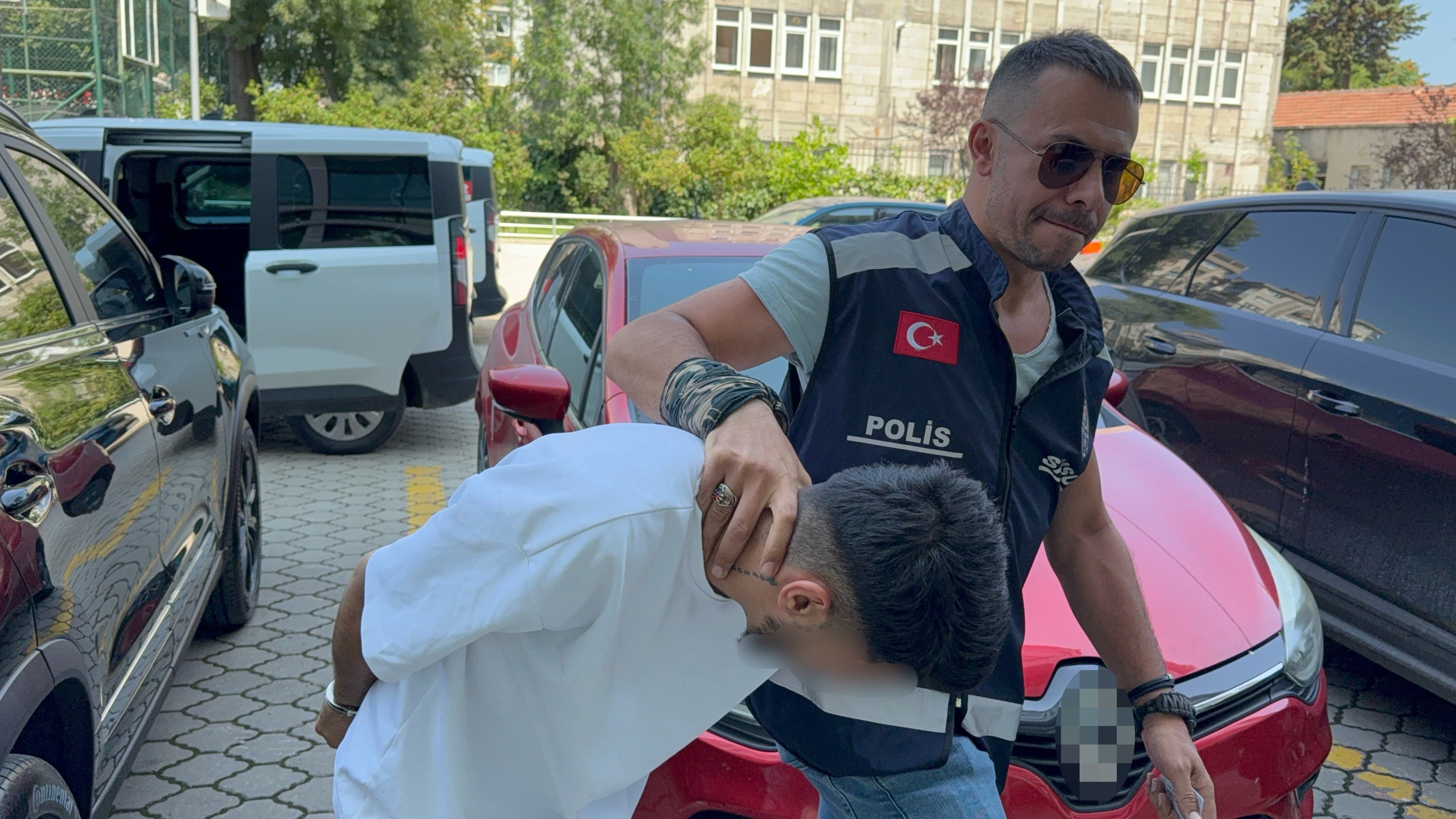 Kız arkadaşının kollarını kepçeyle yaktı!