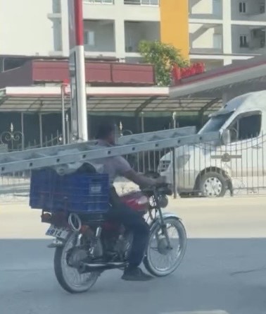 Boynunda merdivenle motosiklet sürdü!
