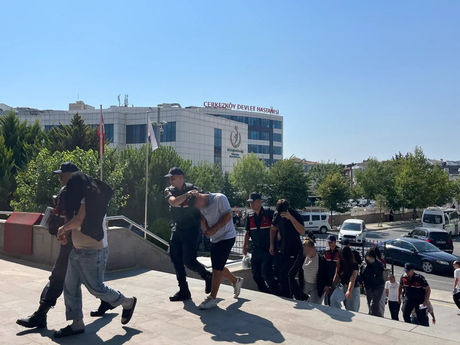 Kadın kıyafeti giydirip özür videosu çektirdiler