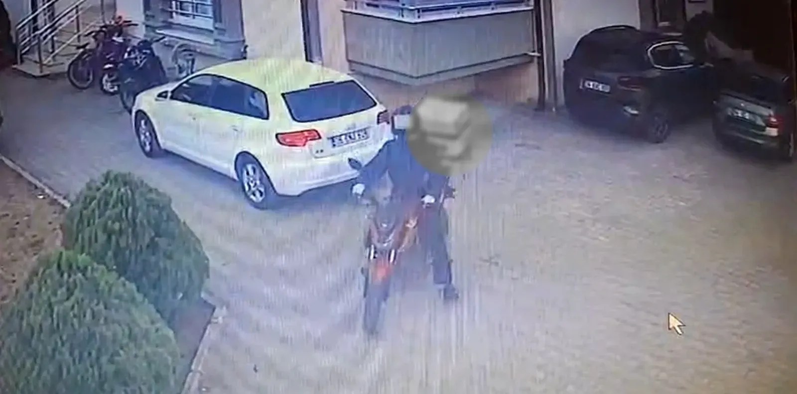 Kaskını taktı, motosikleti boşa alıp kaçtı