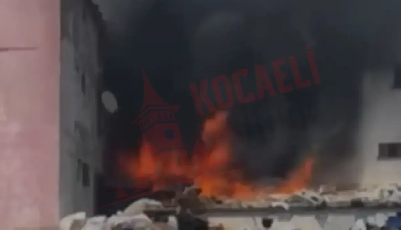 Çayırova’da fabrikada korkutan yangın!