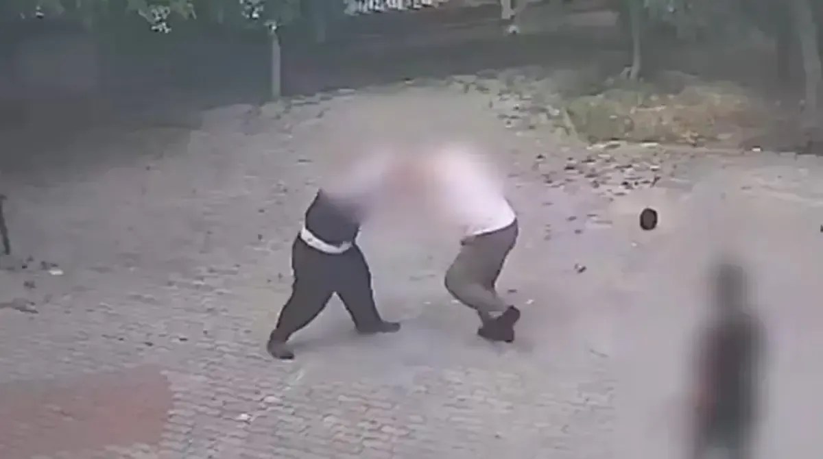 İmam cami avlusunda müezzini darbetti!