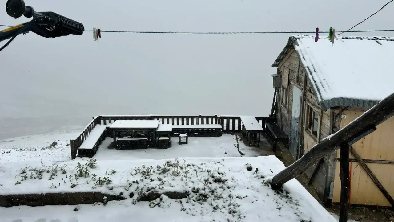 Kaçkarların zirvesine Eylül’de kar yağdı