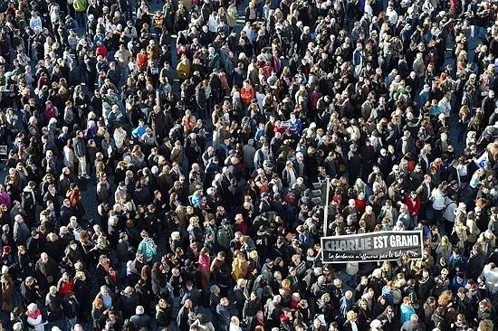 Fransa’da yüz binler sokaklara döküldü!
