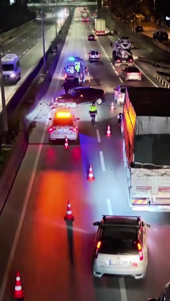 Refüje çarpan tırın yükü yola saçıldı!