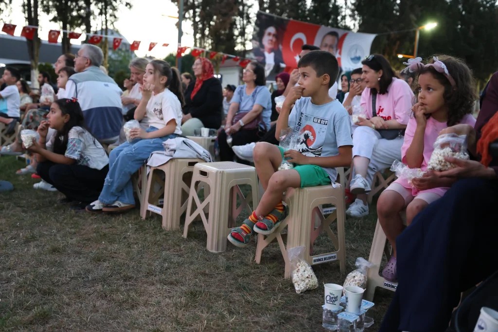 Derince'de Yaz Sinema Günleri Hababam Sınıfı ile Başladı - 3. görsel