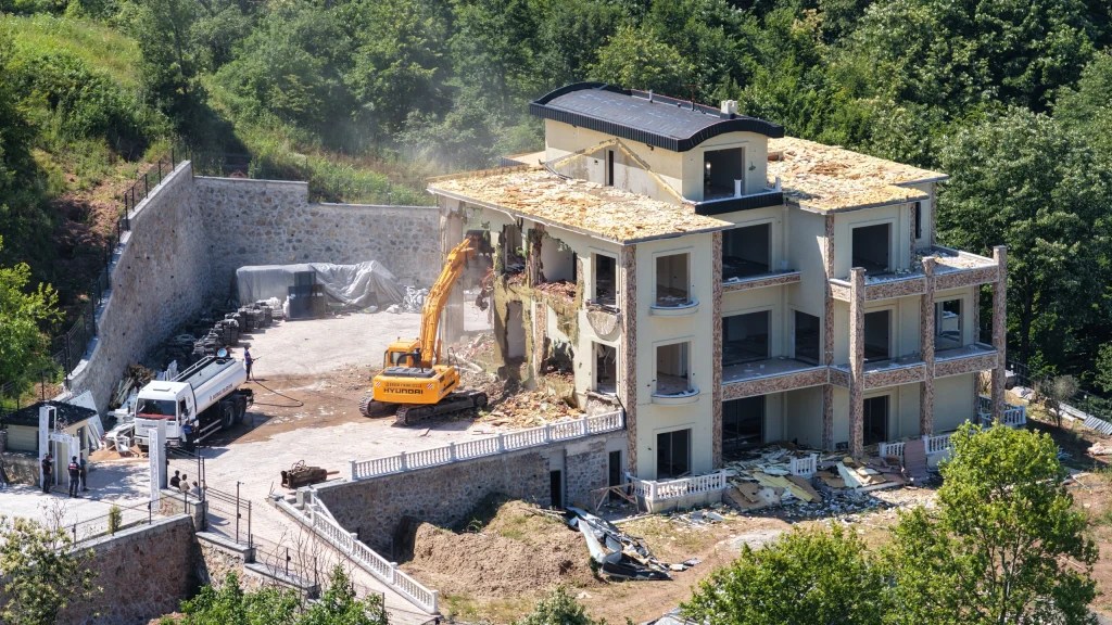 Başiskele’de kaçak yapı yıkıldı!