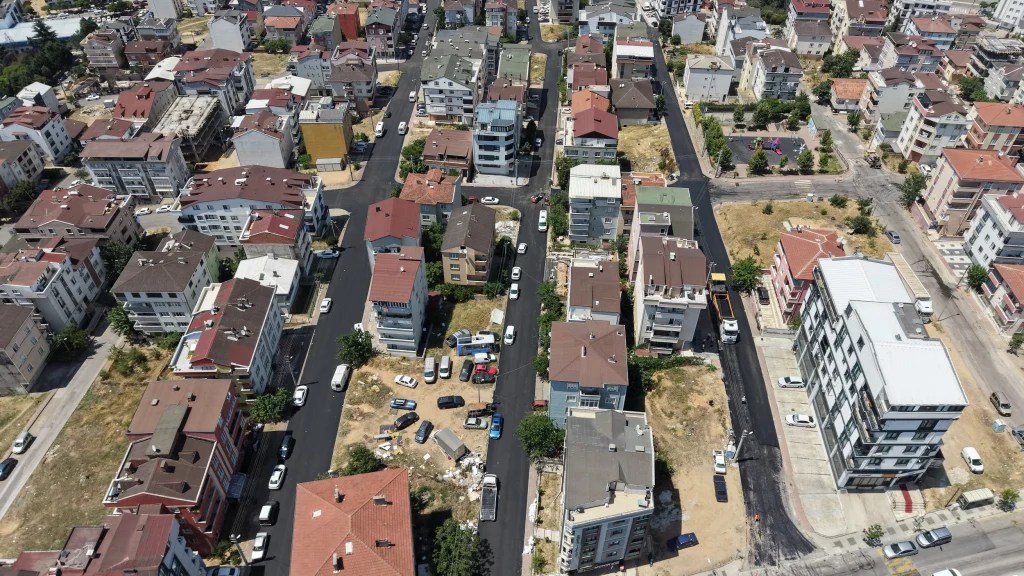 Çayırova’da asfalt serimi sürüyor