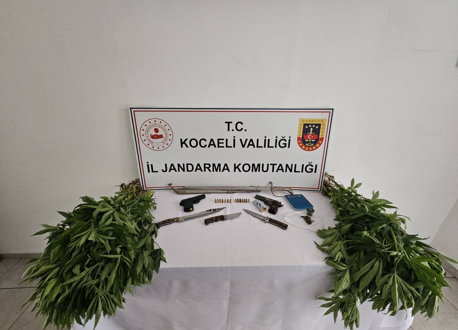 Karamürsel’de Uyuşturucu ve Silah Operasyonu