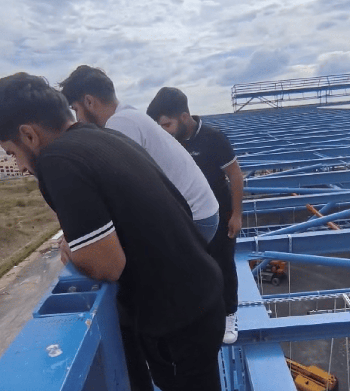 Maaşlarını Alamayan İşçiler Çatıya Çıktı