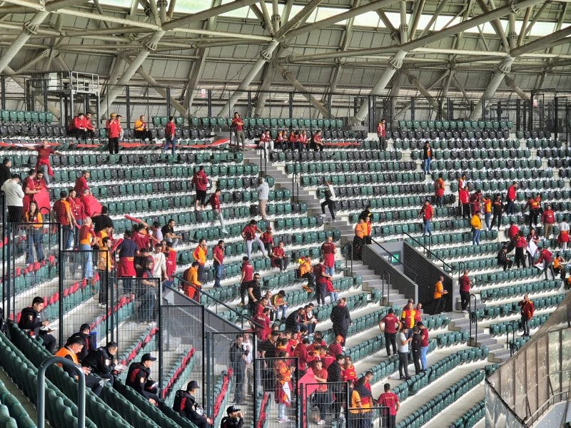 Galatasaraylı taraftarlar Kocaeli’de coşkuyla karşılandı!