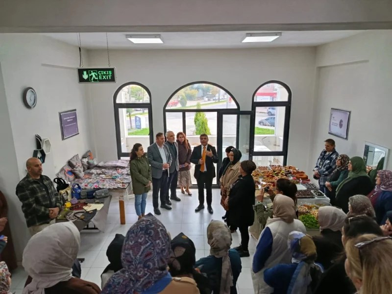 Kartepe Belediyesi KARMEK kursiyerleri tarafından düzenlenen kermeste, Uras Ege'ye destek amaçlı el emeği ürünlerin satışı yapılıyor. Etkinlikte mahalle sakinleri ve gönüllüler bir araya gelerek yoğun ilgi gösteriyor.