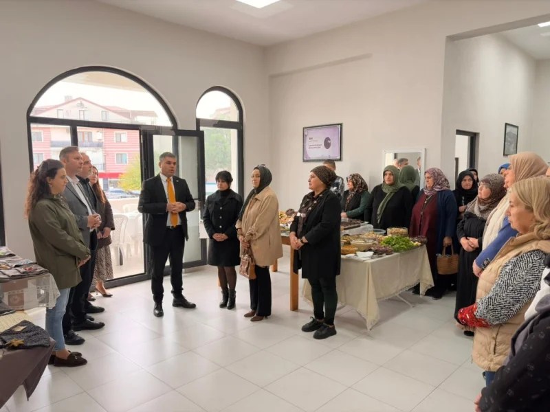 Kartepe Belediyesi'nin düzenlediği kermeste, KARMEK kursiyerleri Uras Ege'ye destek olmak amacıyla el emeği ürünlerini sergiliyor. Etkinlikte kalabalık bir katılım var.