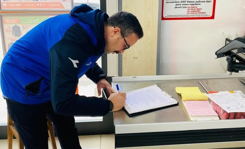 Gölcük’te Zabıta Tarihi Geçmiş Ürünlere El Koydu!
