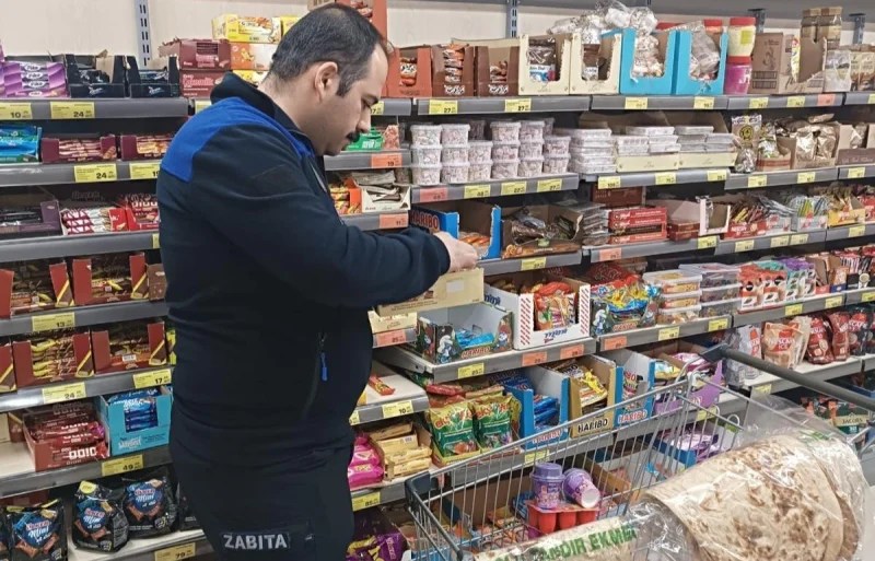 Gölcük’te Zabıta Tarihi Geçmiş Ürünlere El Koydu!
