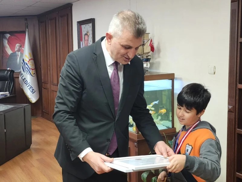 Gölcük’ün Gururu Sarp Arel Başkan Sezer’e Konuk Oldu!