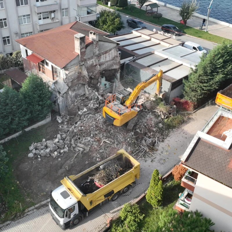 Gölcük’te Riskli Yapılar Yıkılıyor!