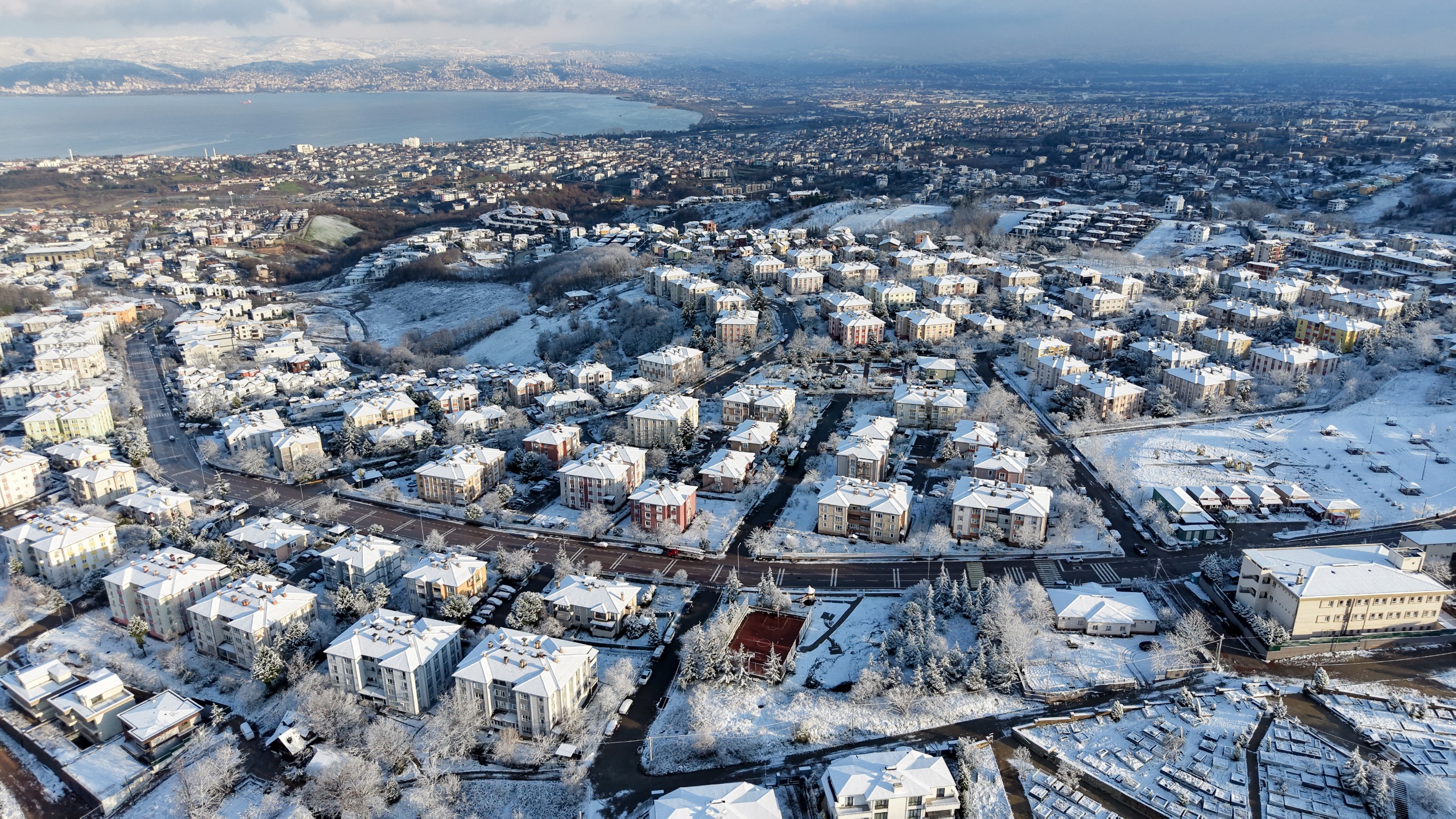 Başiskele’de Beyaz Gelinlik! Yollar Açık