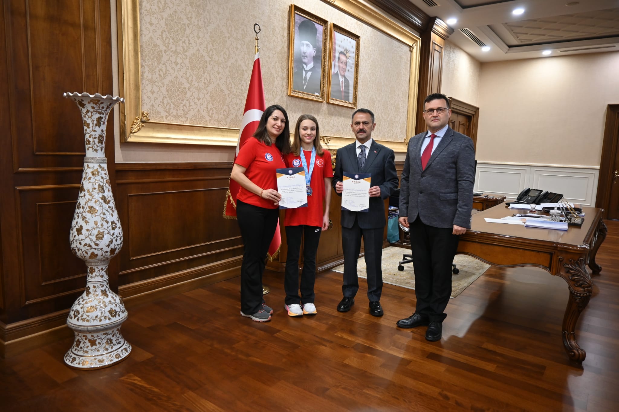 Rekortmen Yüzücü Alara Gökalp’ten Vali Aktaş’a Ziyaret