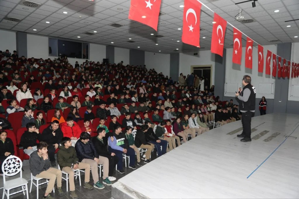 Afet farkındalık eğitimleri okullarda sürüyor