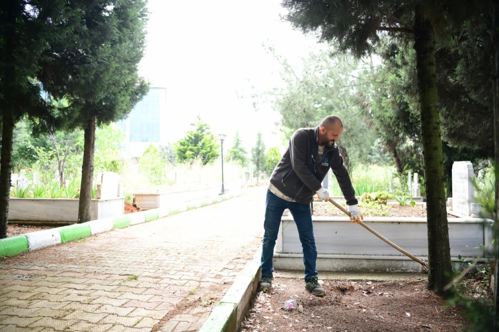 Çayırova mezarlıklarında bayram bakımı