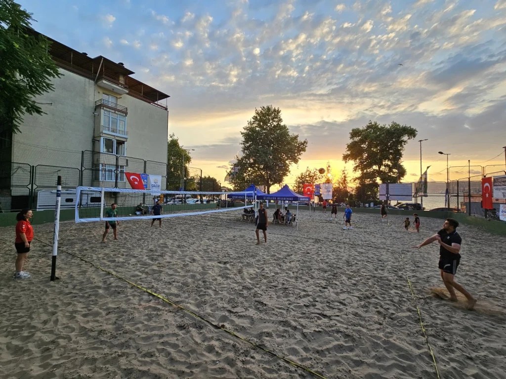 Gölcük'te plaj voleybolu heyecanı başlıyor! - 2. görsel