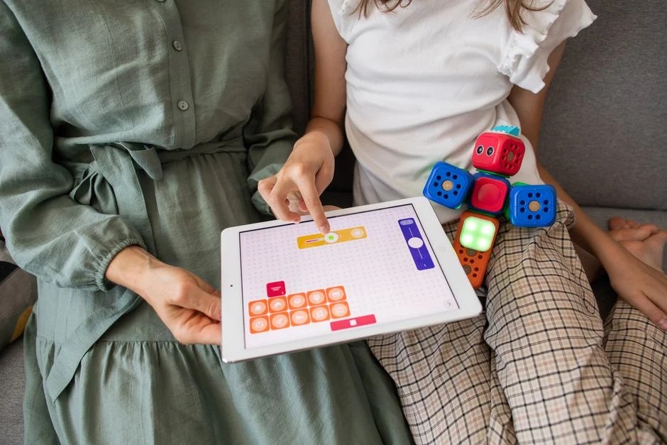 親子でタブレット教材を使い、試しながらプログラミング的な学びに取り組む様子